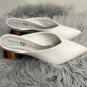 White/silver with a rainbow heel. NEVER used